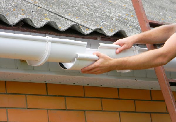 Gutter Hanging in Hilton Head Island